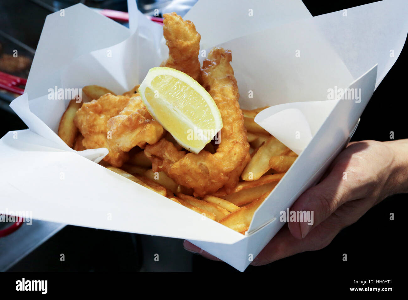 Fish &amp; Chips-Imbiss in Karton Stockfoto