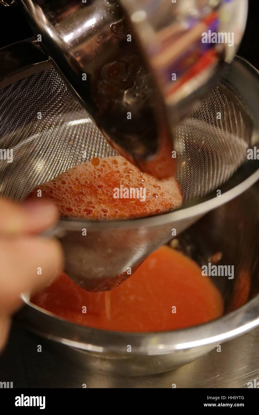 Vorbereitung von Tomatensaft Stockfoto