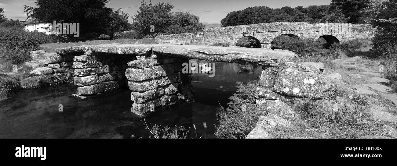 Sommer, alte Steinbrücke Klöppel, Postbridge Dorf; East Dart River; Dartmoor-Nationalpark; Devon; England; UK Stockfoto