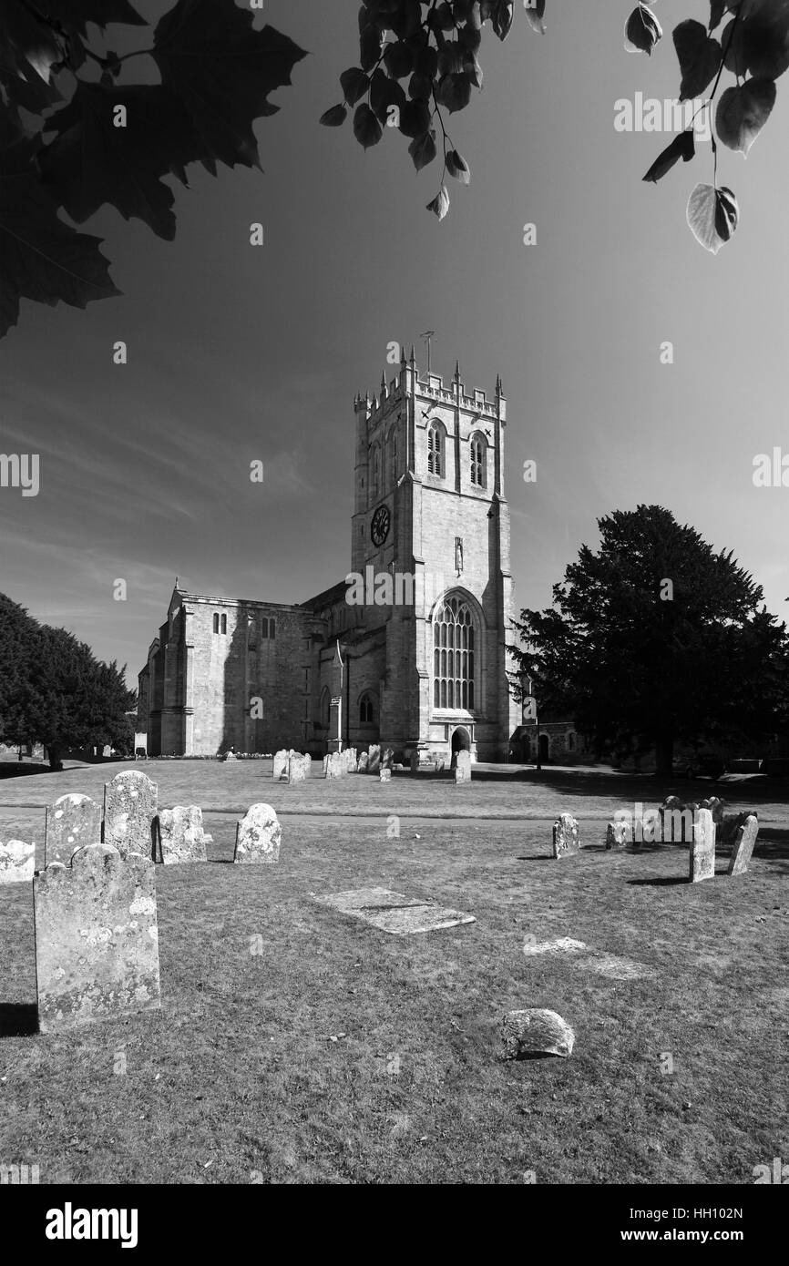 Sommer-Blick über Christchurch Priory, Stadt Christchurch, Dorset County; England, Großbritannien, Vereinigtes Königreich Stockfoto