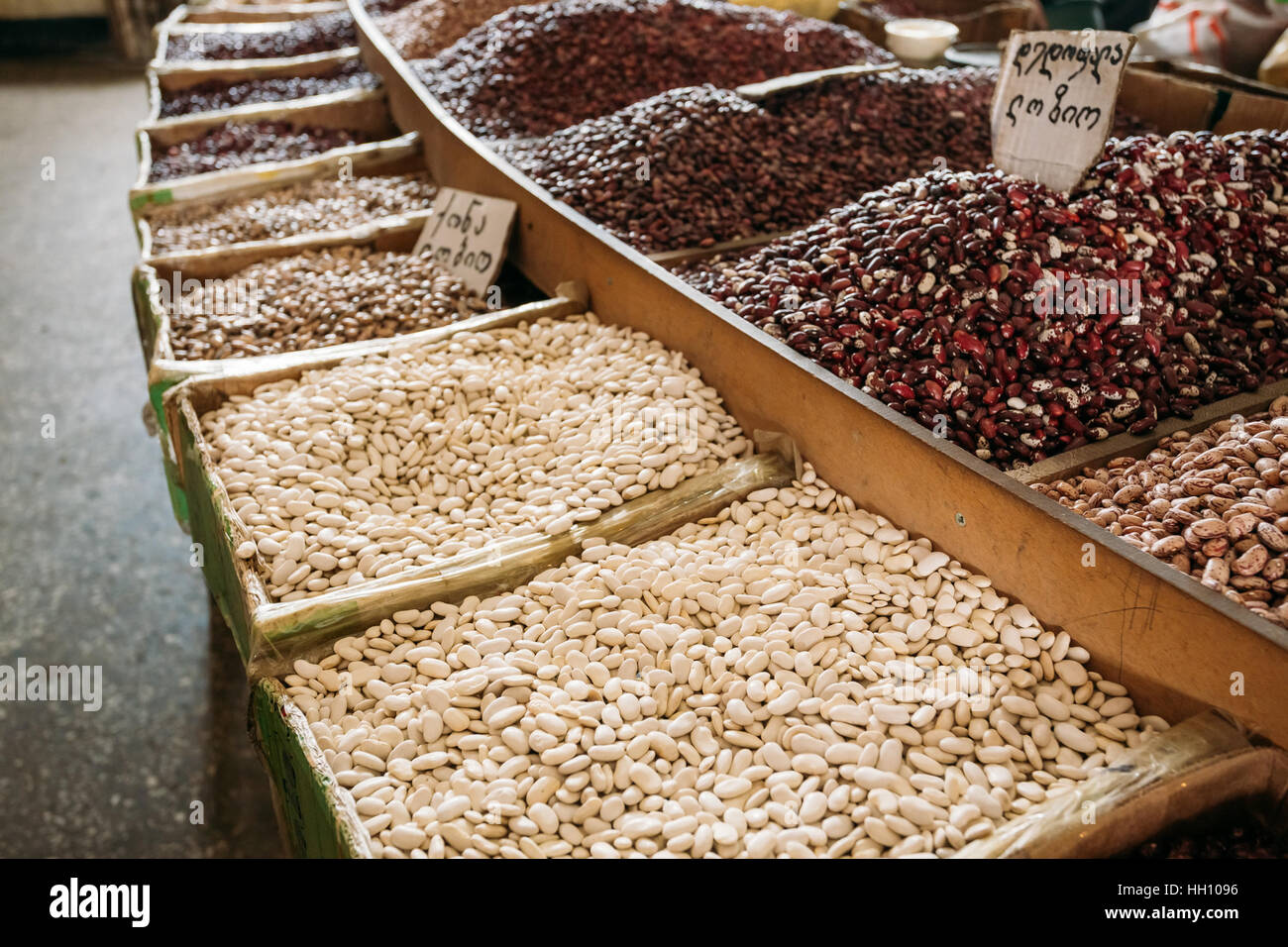 Die Vielfalt der hypochondrischen Arten von rohen trockene Bohnen In loser Schüttung In Holztabletts zum Verkauf im Schaufenster der Markt, Bazar. Stockfoto