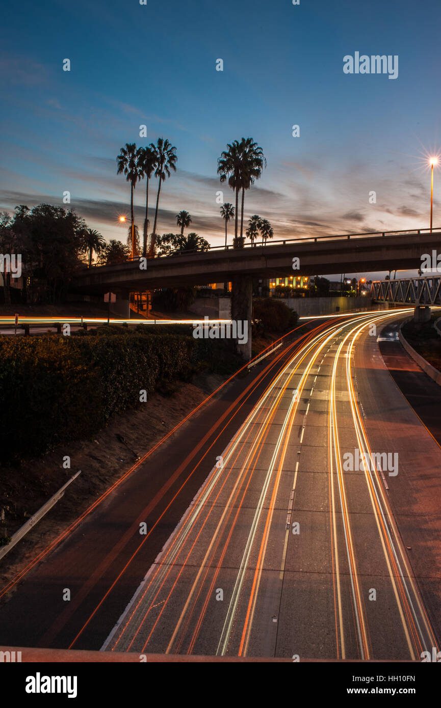 Streifen Autobahn Scheinwerfer in der Morgendämmerung. Stockfoto