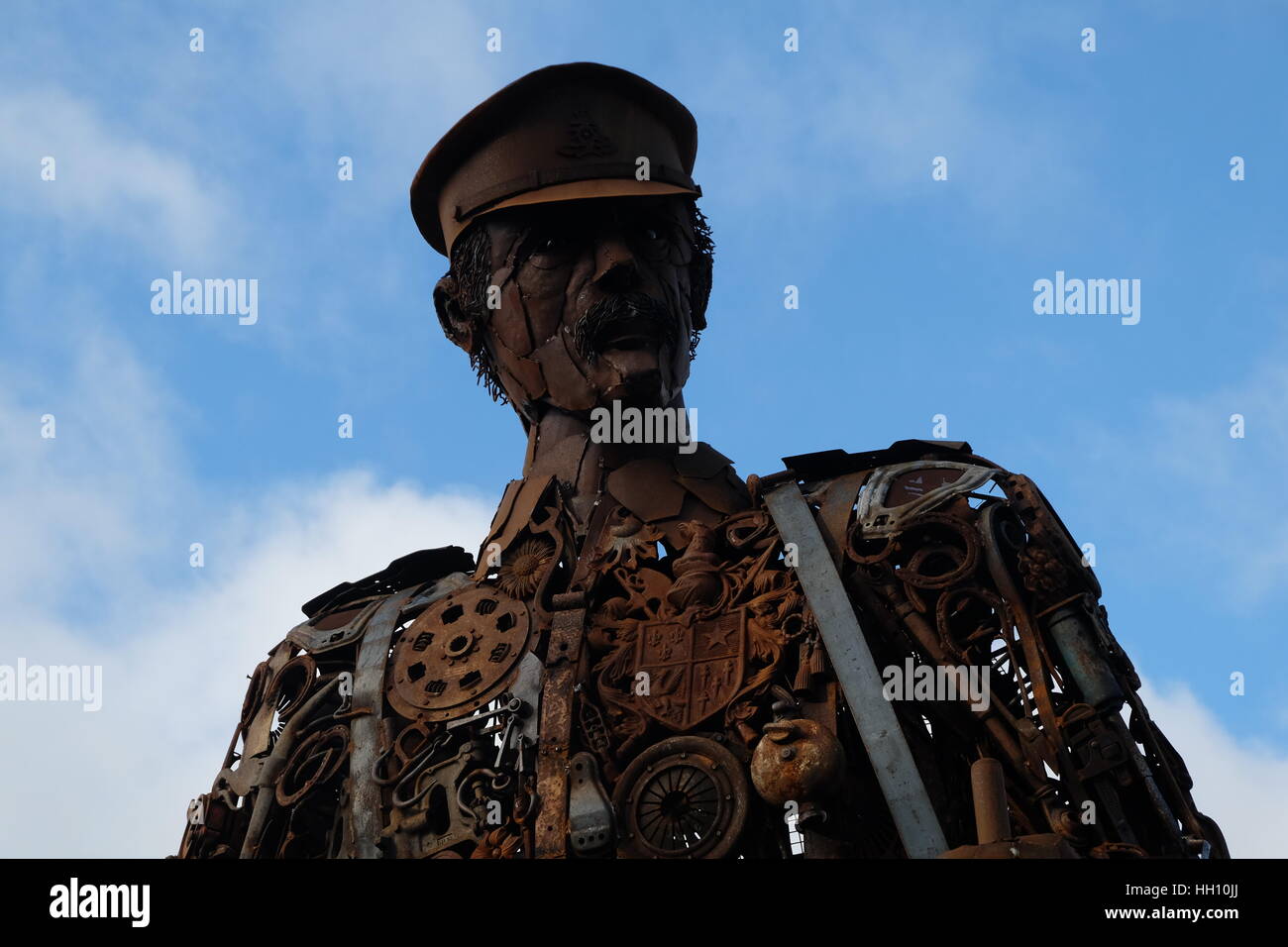 Metall Soldat, die eindringliche von Martin Galbavy, Dorset, England. Eine Skulptur aus Altmetall hergestellt. Stockfoto