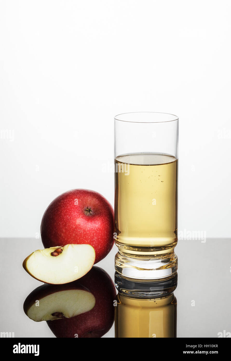 Apfelsaft und ein roter Apfel Stockfoto