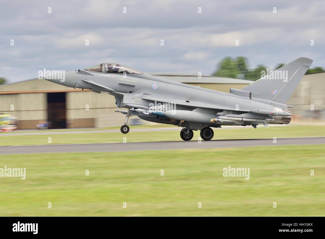 BAE Systems Eurofighter Typhoon test pilot Nat Makepeace ausziehen an der Royal International Air Tattoo Stockfoto