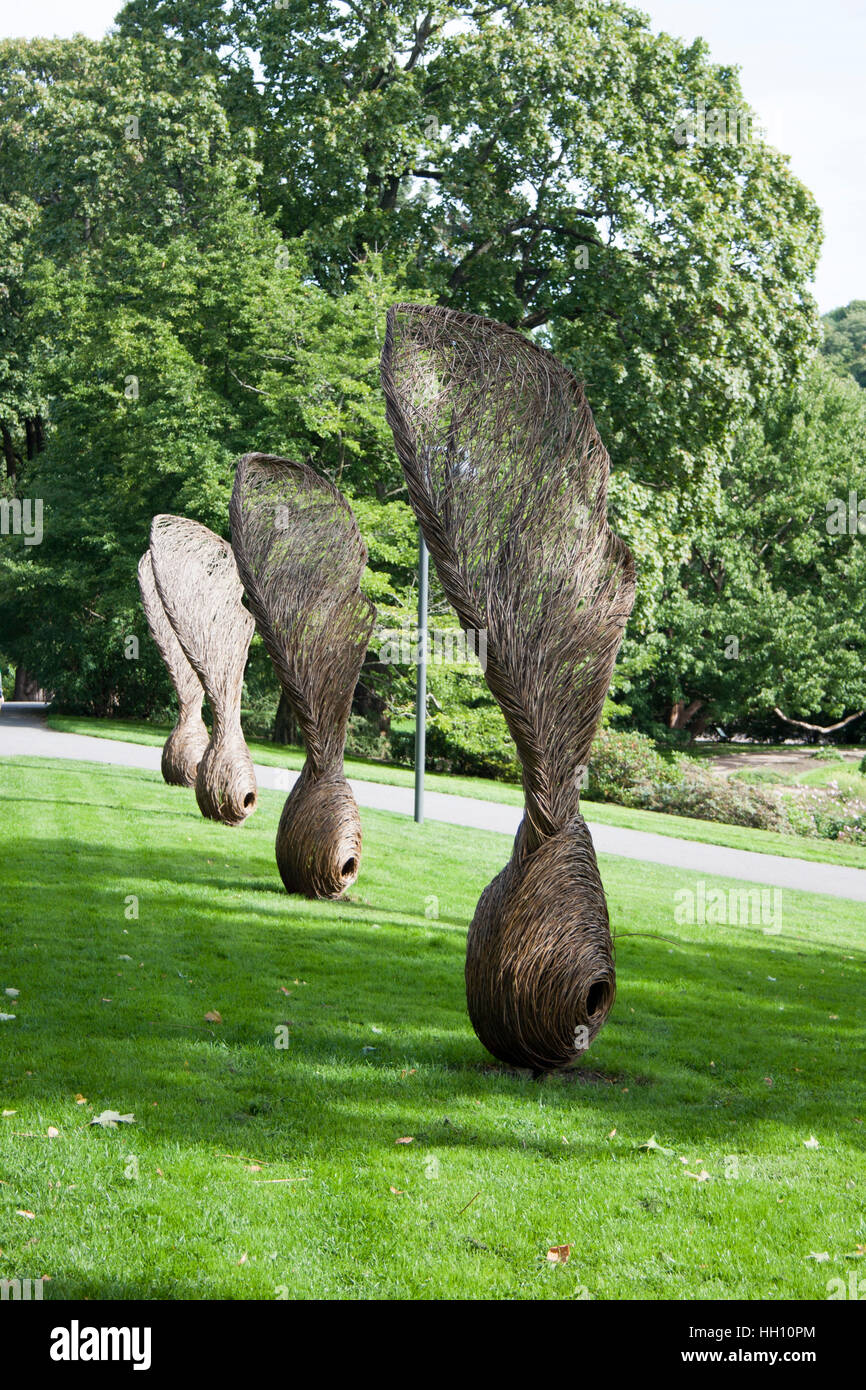 Skulptur der Geflügelten Frucht des Ahorns Im Botanischen Garten, Oslo.  Gewebte Skulptur von Tom Hare im Botanischen Garten von Oslo Stockfoto