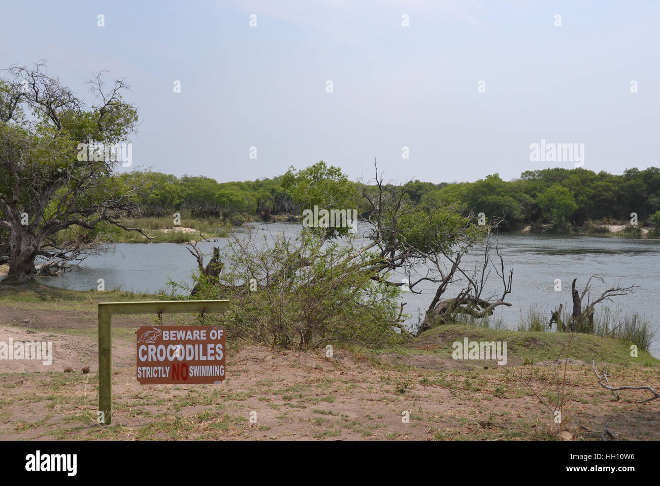 "Vorsicht Crodiles" Zeichen am Ufer des Flusses in Afrika Stockfoto