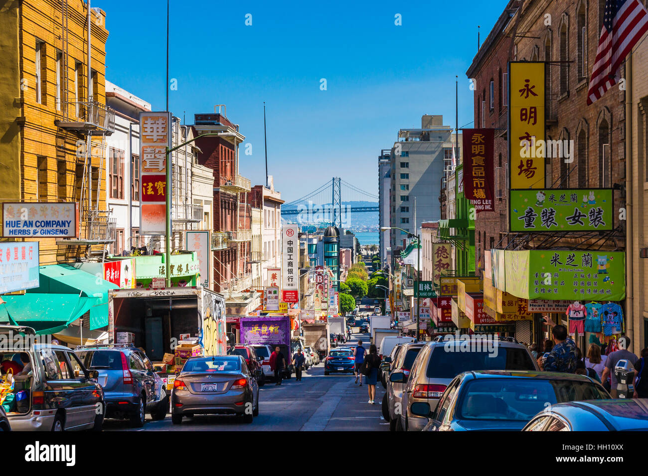 Die Innenstadt von Stadtleben in einer belebten Straße von Chinatown San Francisco. Mit vielen Menschen, Geschäfte und Autos mit Oakland Bay Bridge anzeigen Stockfoto