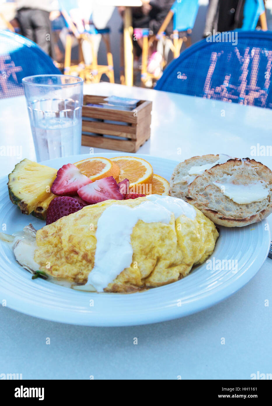 Frühstück Omelette mit Käse, eine englische Muffins mit Butter und Obst, wie Ananas, Orangenscheiben und Erdbeeren. Stockfoto
