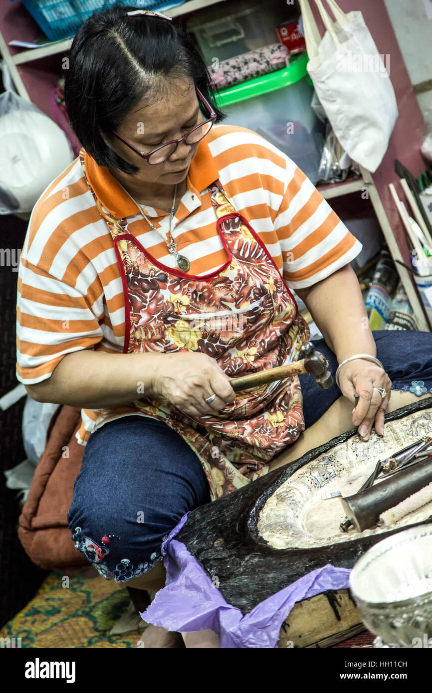 Handwerkliche Arbeiten an Silberschale, Chiang Mai, Thailand Stockfoto