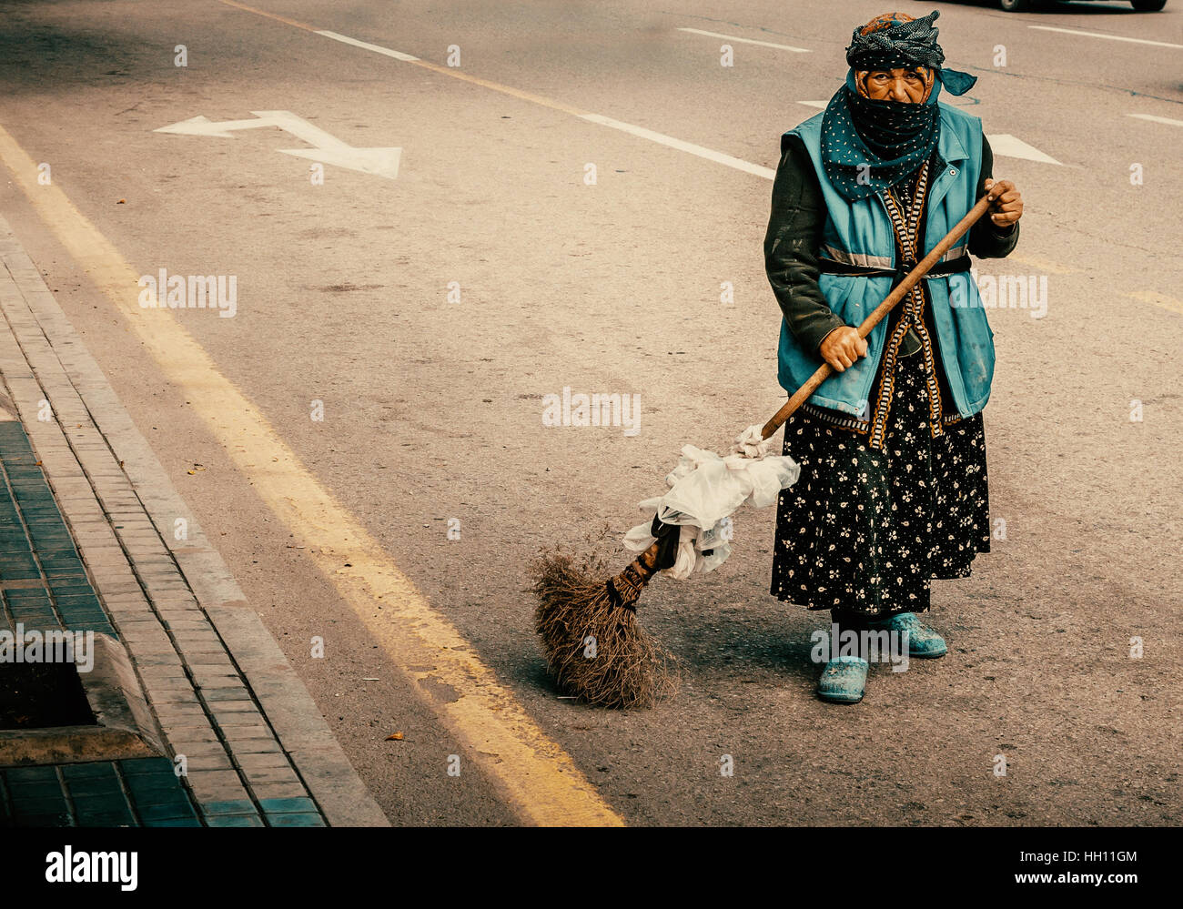 Baku, Aserbaidschan - 10. Oktober 2016: alte Hausmeister reinigt die Straße in Baku. Stockfoto