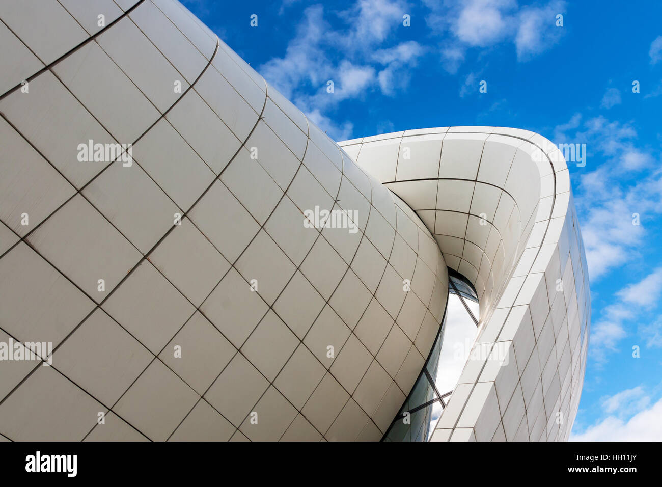 Baku, Aserbaidschan - 10. Oktober 2016: Heydar Aliyev Center Museum in Baku, Aserbaidschan Herbstzeit. Cosmic Architektur von Zaha Hadid Architekten. Moderne Stockfoto