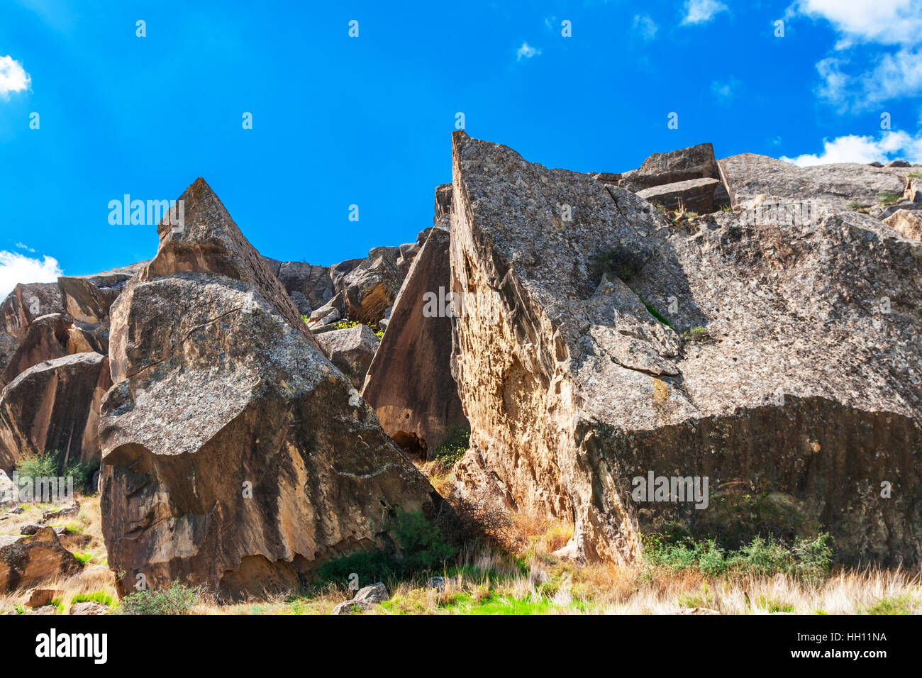 Felsformationen, Höhlen und alten Felszeichnungen im Nationalpark Gobustan, Aserbaidschan. Stockfoto