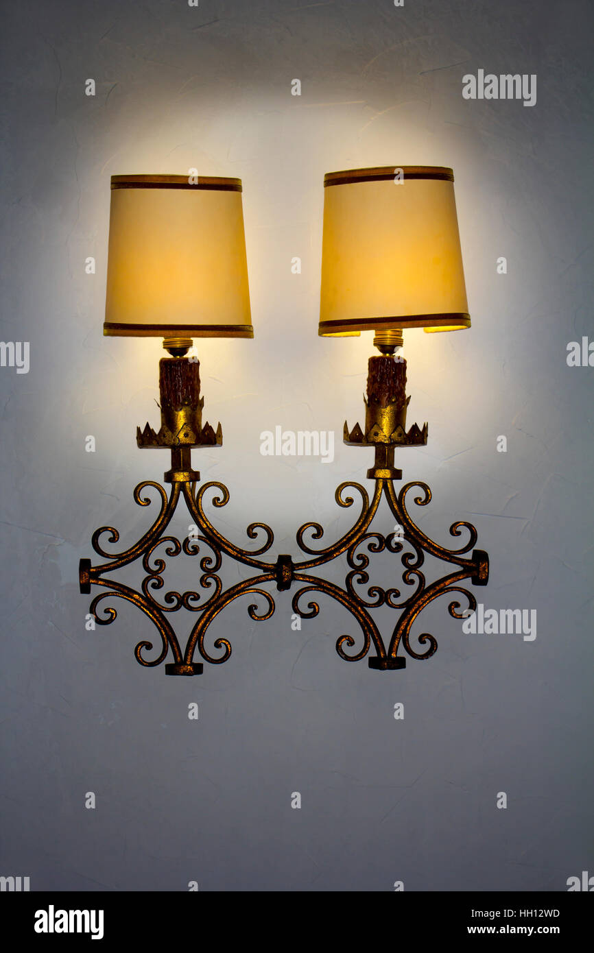 Alte Wandlampe hergestellt aus Metall mit Schirm aus Segeltuch  Stockfotografie - Alamy