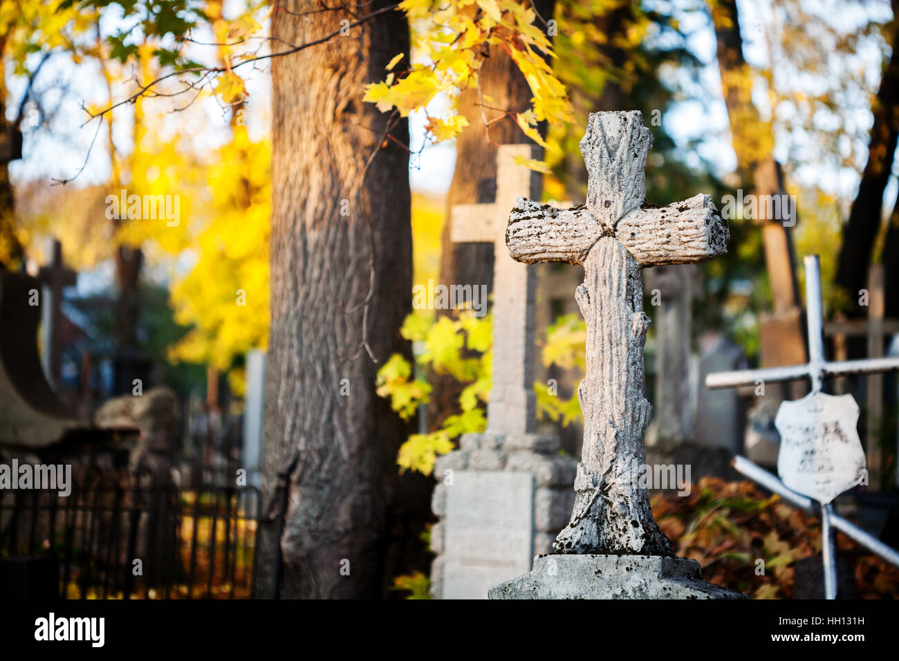 Ein Kreuz Denkmal auf einem Friedhof an sonnigen Herbsttag Stockfoto