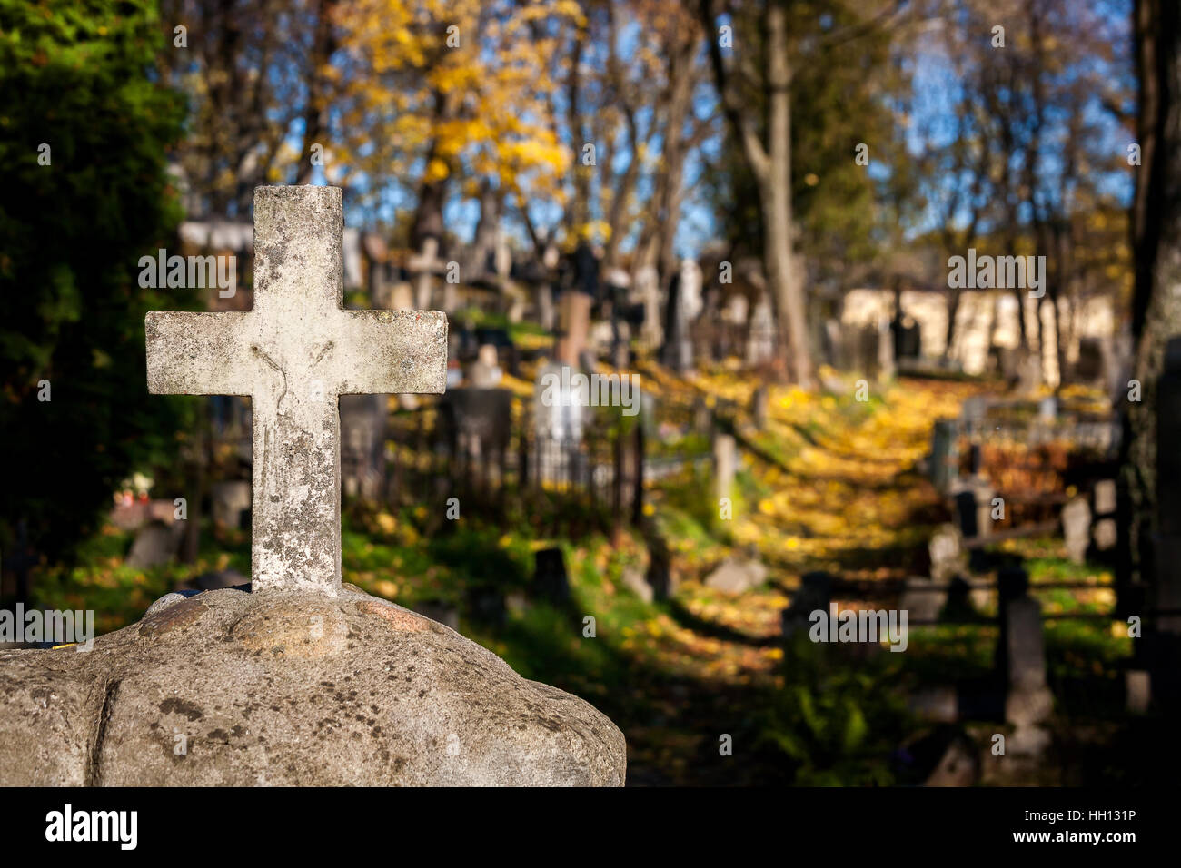 Ein Kreuz Denkmal auf einem Friedhof an sonnigen Herbsttag Stockfoto