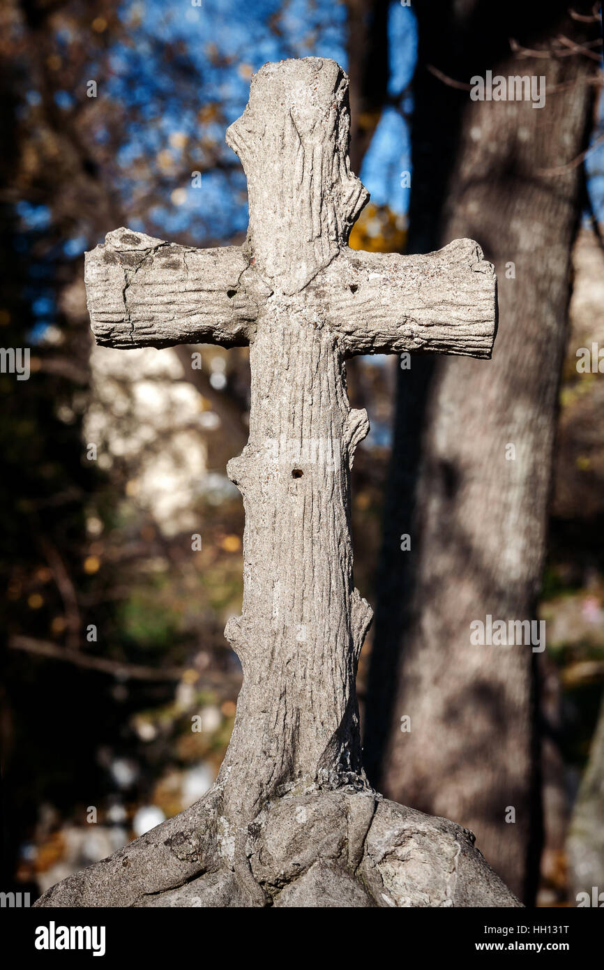 Ein Kreuz Denkmal auf einem Friedhof an sonnigen Herbsttag Stockfoto