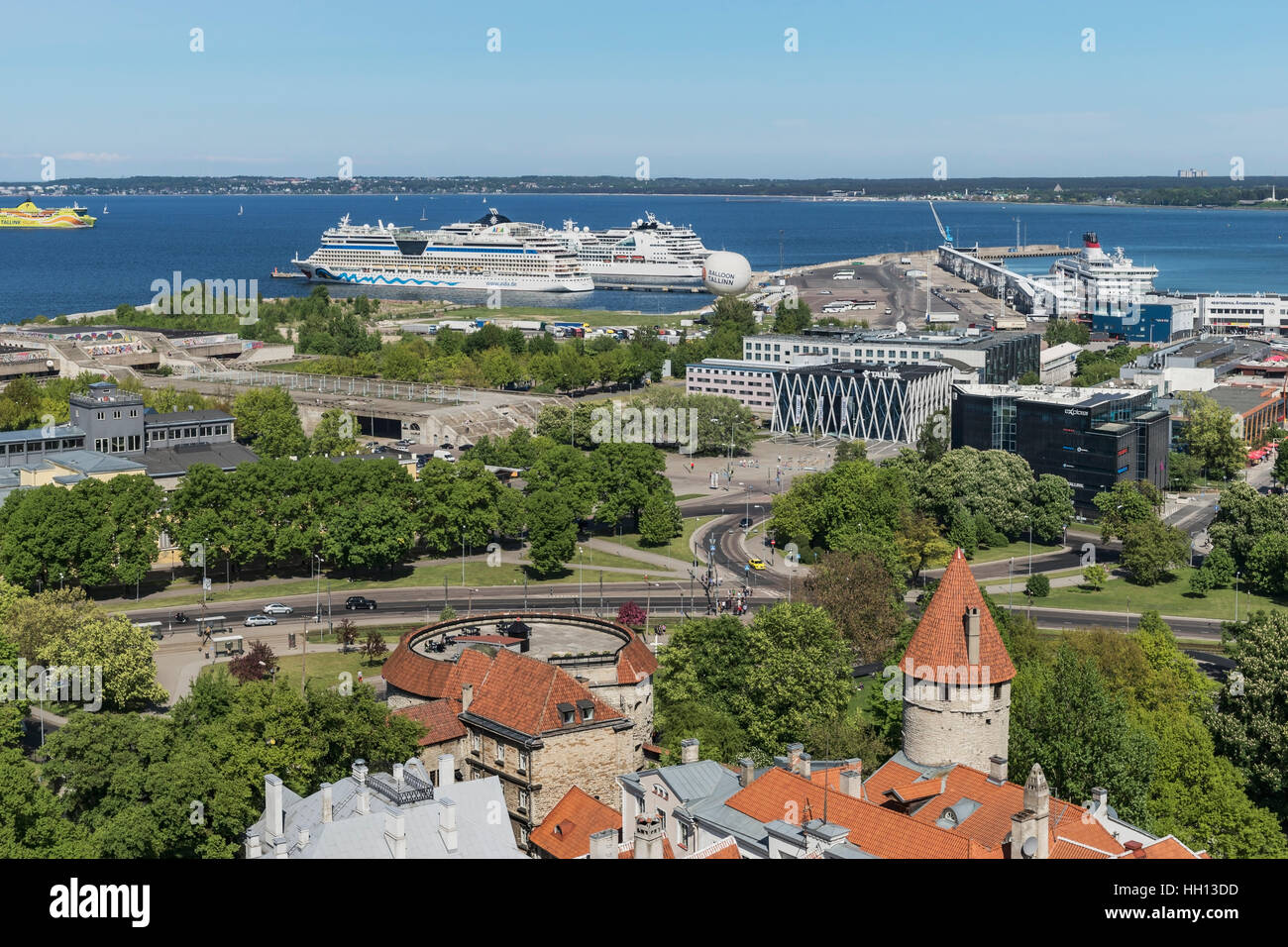 Blick über die Altstadt von Tallinn an der Ostsee und den Hafen von Tallinn, Estland, Baltikum, Europa Stockfoto
