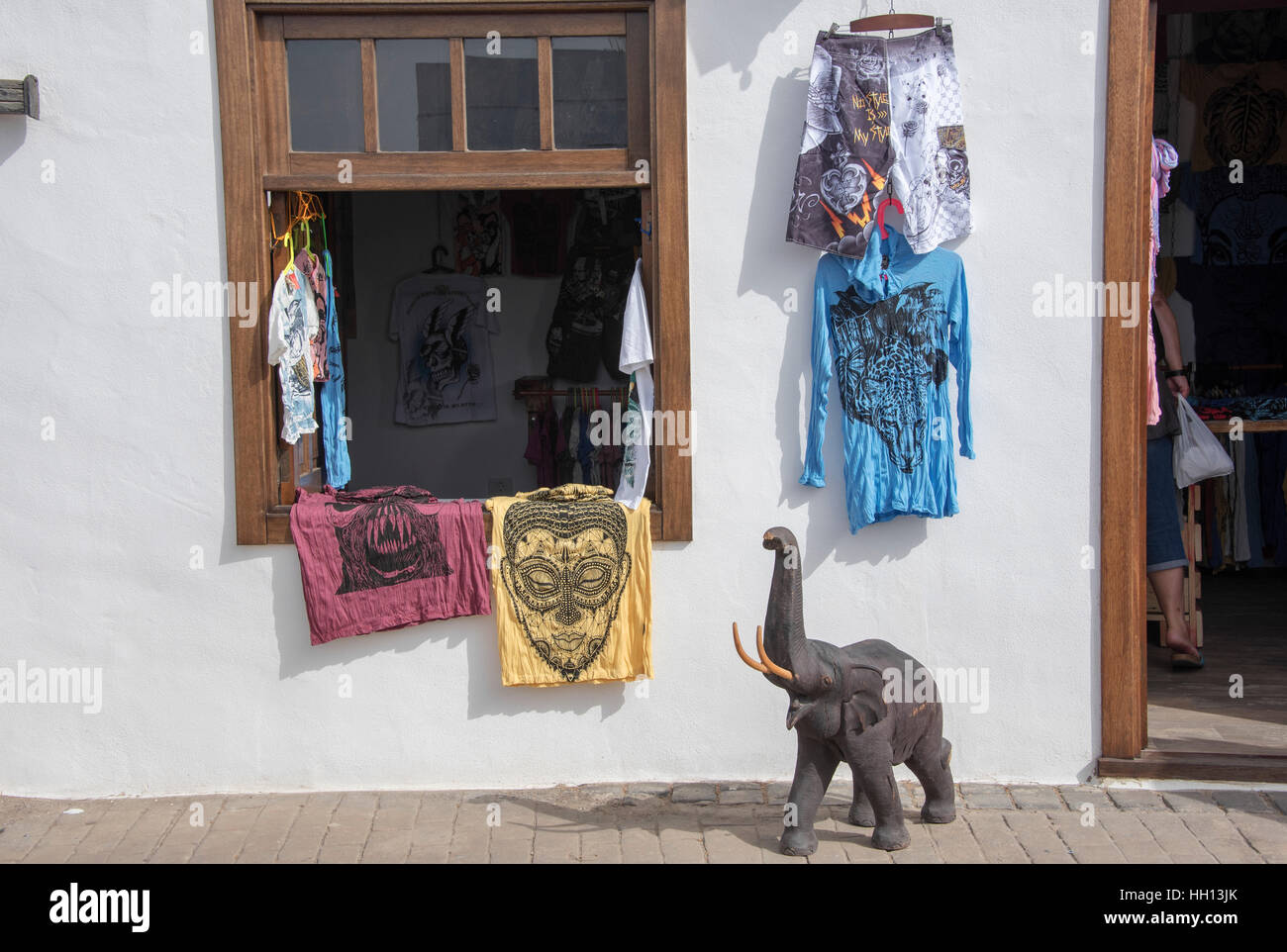 Kleidung auf dem Display vor Geschäft in Teguise Lanzarote Stockfotografie  - Alamy