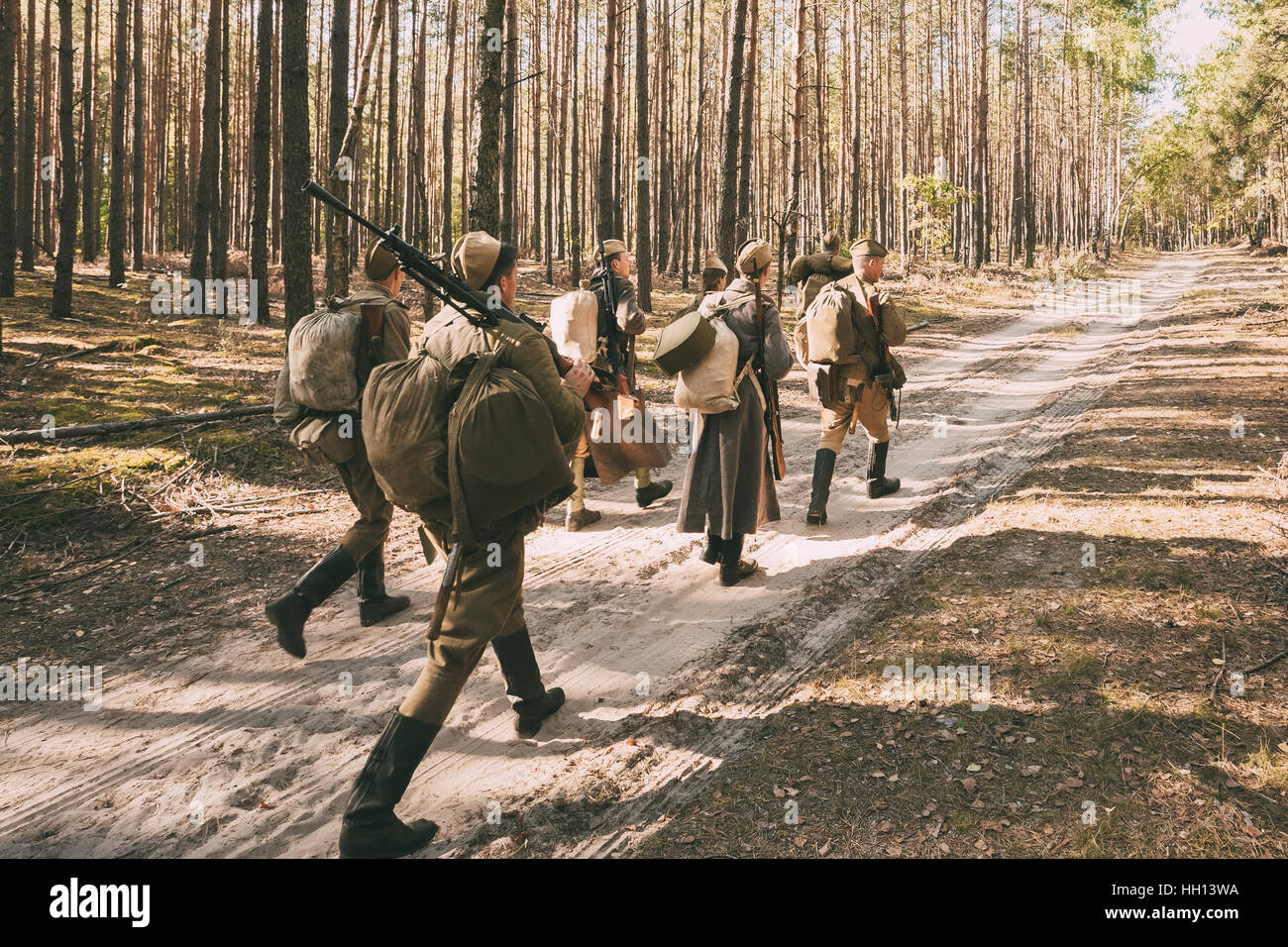 Gruppe von nicht identifizierten Reenactor verkleidet als russische Sowjetsoldaten Forstweg entlang geht. Stockfoto