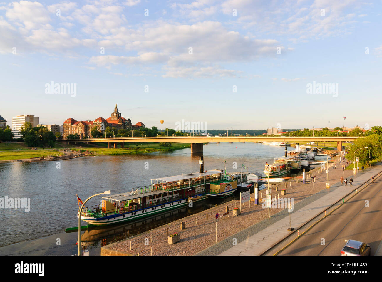 Dresden: Fluss Elbe mit Brücke Carolabrücke und sächsischen Landesamt, Sachsen, Sachsen, Deutschland Stockfoto