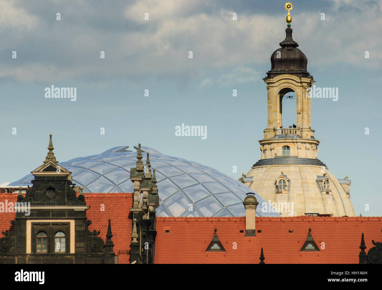 Dresden: Kuppel der Frauenkirche mit Aussichtsplattform und klare Multicolor-Membrandach über den kleinen Schloss Hof, Sachsen, Sachsen, Deutschland Stockfoto