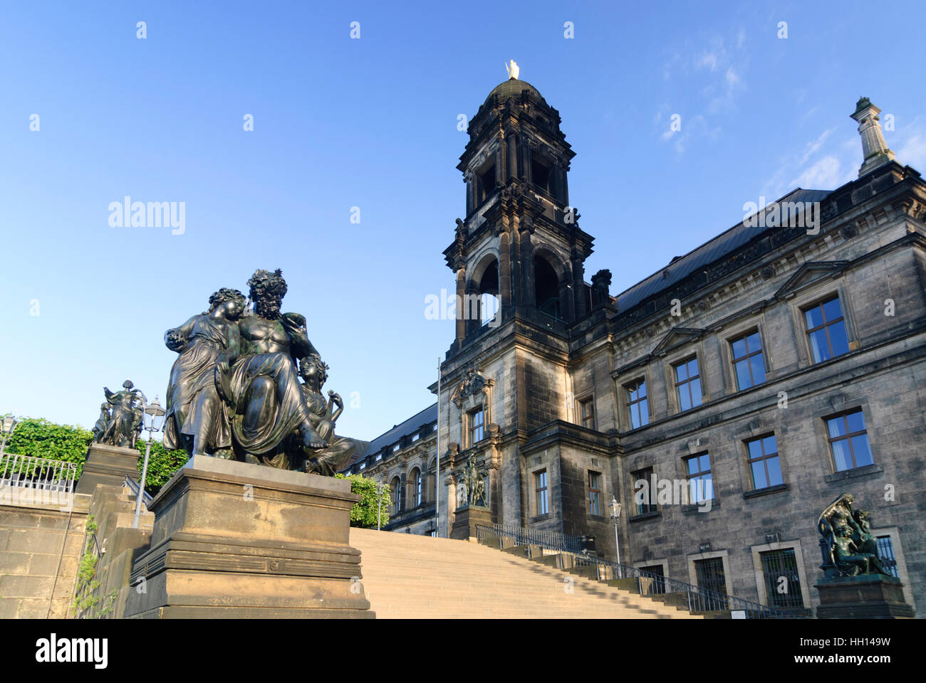 Dresden: Schritte, um die Brühlsche Terrasse mit der Statuengruppe "Vier Uhrzeit" und das State House (rechts), Sachsen, Sachsen, Deutschland Stockfoto