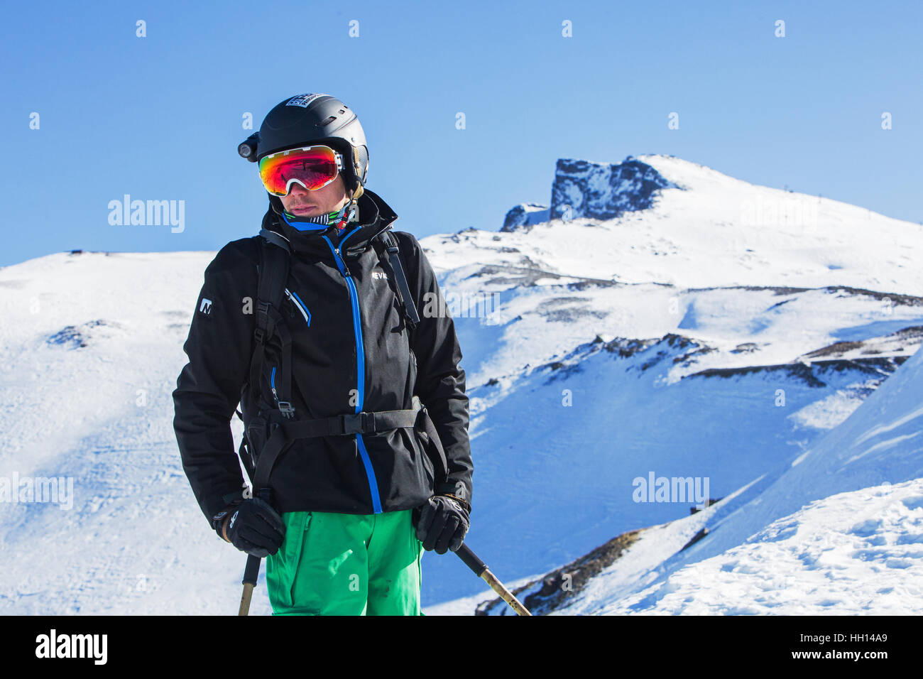 Granada, Spanien. 13. Januar 2017. Kevin Blanc professionelle Freeride Skifahrer steht in der Nähe der Spitze Veleta in der Sierra Nevada, Spanien. Stockfoto