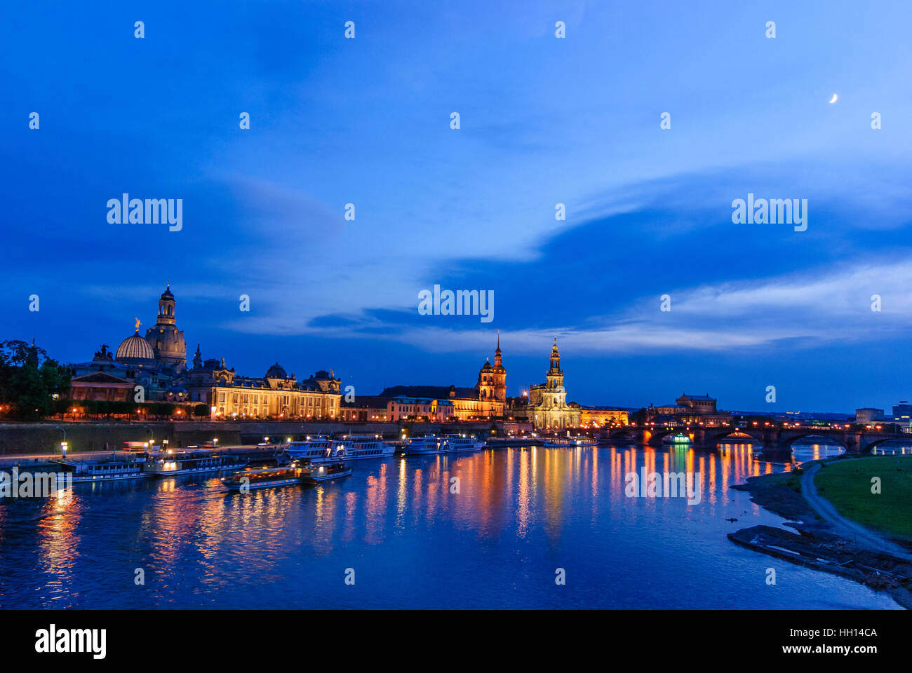 Dresden: Frauenkirche (Liebfrauenkirche), das Gebäude der Sächsischen Akademie der Künste, Schlossturm, Hofkirche, Semperoper und die Augustusbrücke o Stockfoto