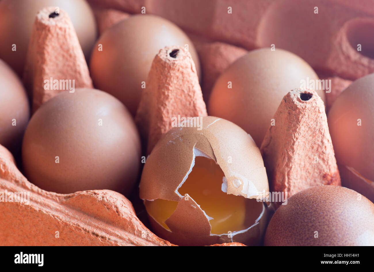 Closeup, Ablage von Eiern, einer gebrochen Stockfoto