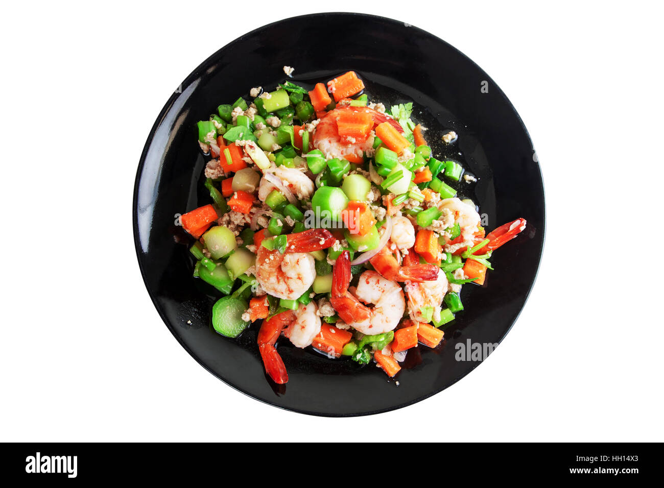 Würzige Grünkohl Zweig mit Shrimps-Salat in der schwarzen Schale. Thai scharfes Essen. Isoliert auf weiss mit Pfaden arbeiten. Stockfoto