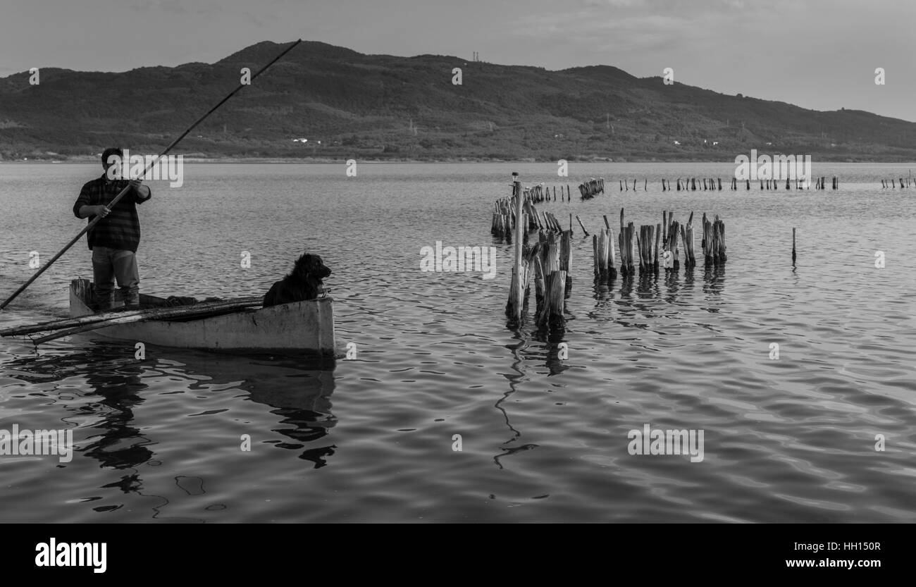 Fischer und seinem Hund im Boot. Stockfoto