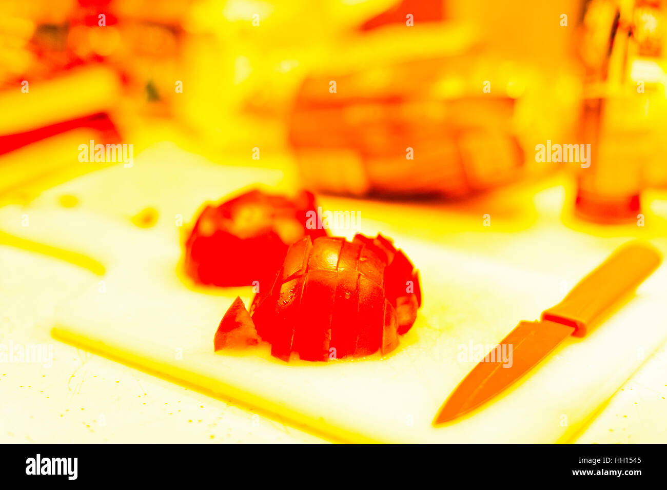 Stillleben mit Tomaten und Messer auf ein Schneidebrett. Stockfoto
