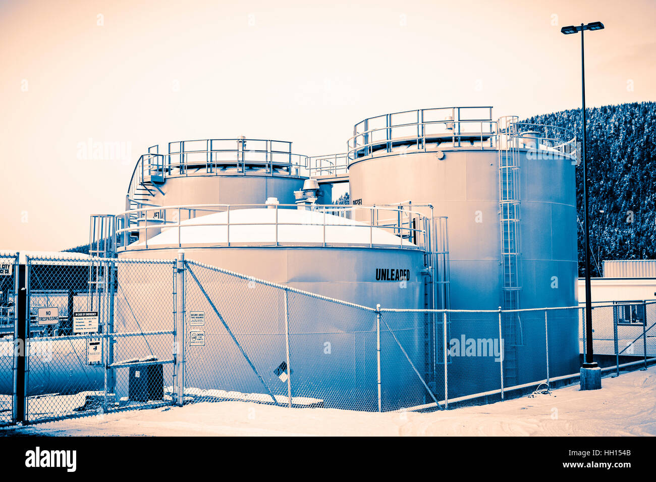 Kraftstofftanks in der Nähe von Sitka, Alaska, USA. Stockfoto
