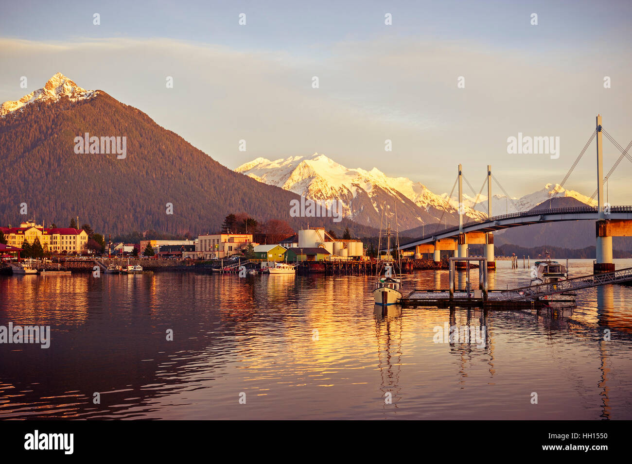Blick auf Hafen, Mount Verstovia, O' Connell Bridge und Innenstadt von Sitka, Alaska, USA. Stockfoto