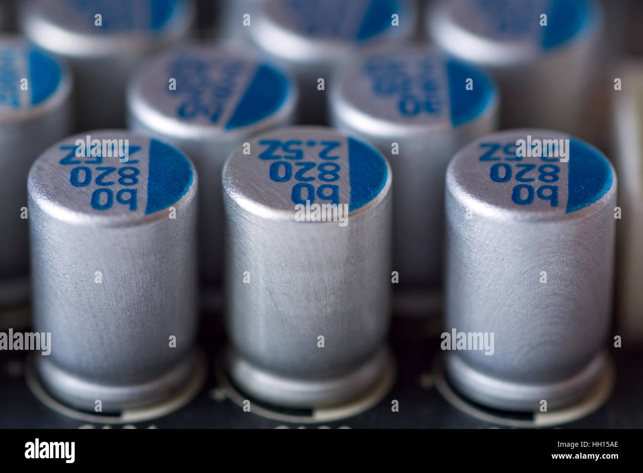 Reihen von Elektrolyt-Kondensatoren auf der Platine montiert Stockfoto