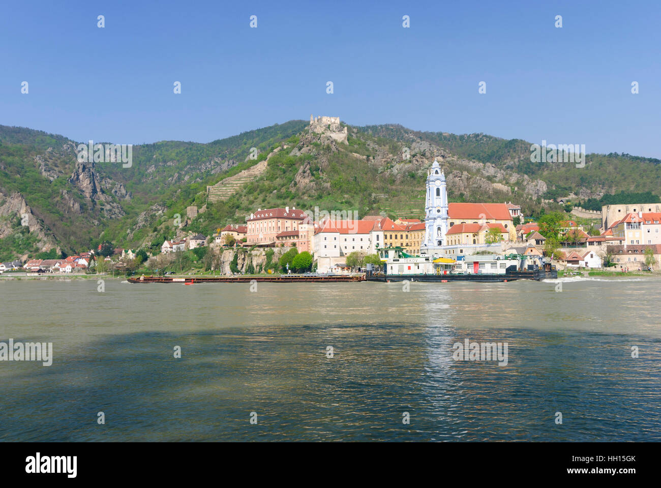 Dürnstein: Blick über die Donau auf Dürnstein mit dem Schloss und dem ehemaligen Canons Kloster, Wachau, Niederösterreich, Niederösterreich, Österreich Stockfoto