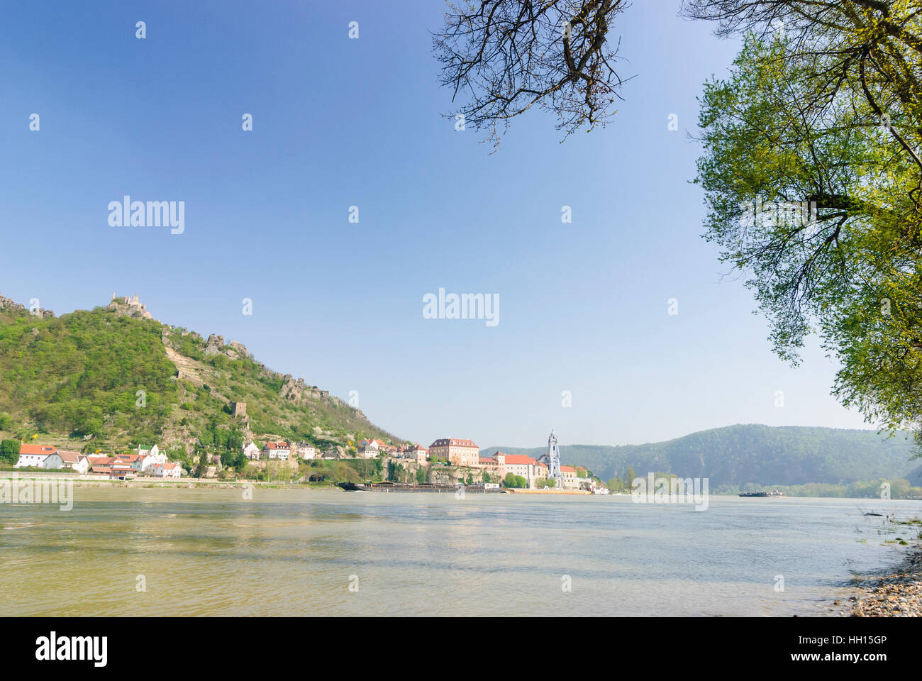 Dürnstein: Blick über die Donau auf Dürnstein mit dem Schloss und dem ehemaligen Canons Kloster, Wachau, Niederösterreich, Niederösterreich, Österreich Stockfoto