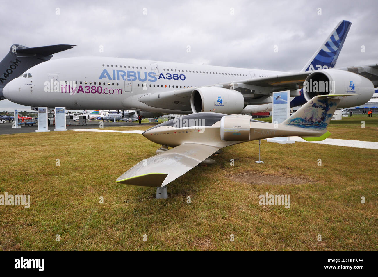 Airbus E-Fan ist ein Prototyp eines zweisitzigen Elektroflugzeugs, das von der Airbus Group entwickelt wird. Größenvergleich mit dem A380-Prototyp bei Farnborough 2016 Stockfoto