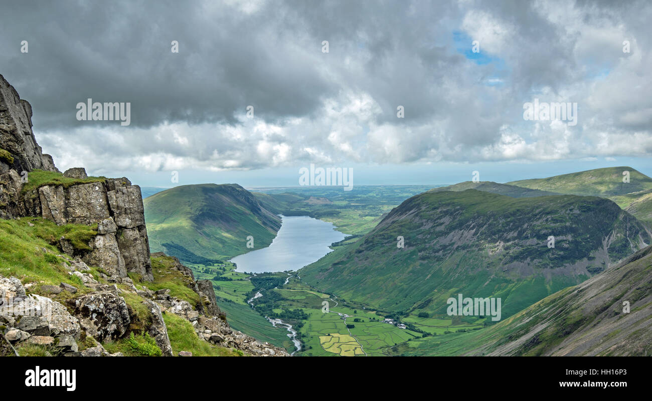 Der Blick vom Weg zum Great Gable in Richtung Wasdale Head und Wast Wasser in den Lake District National Park, Cumbria. Stockfoto