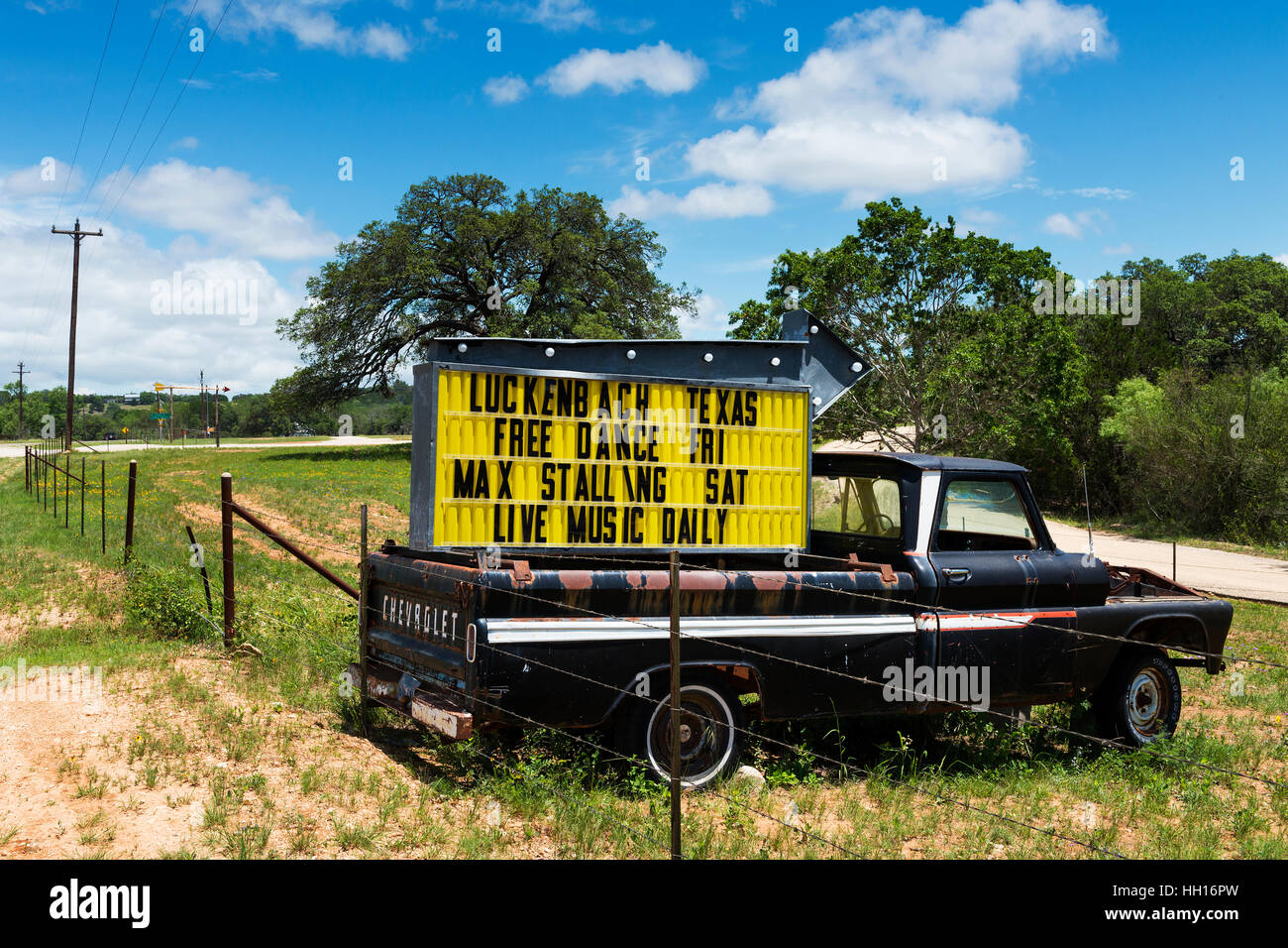 Luckenbach, Texas, USA - 8. Juni 2014: Alte LKW mit ein Zeichen für ein Musik-Event in Luckenbach, Texas, USA. Stockfoto