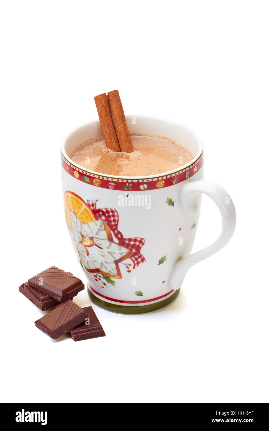 Tasse heiße Schokolade mit Zimtstange und Stücke auf weiß Stockfoto