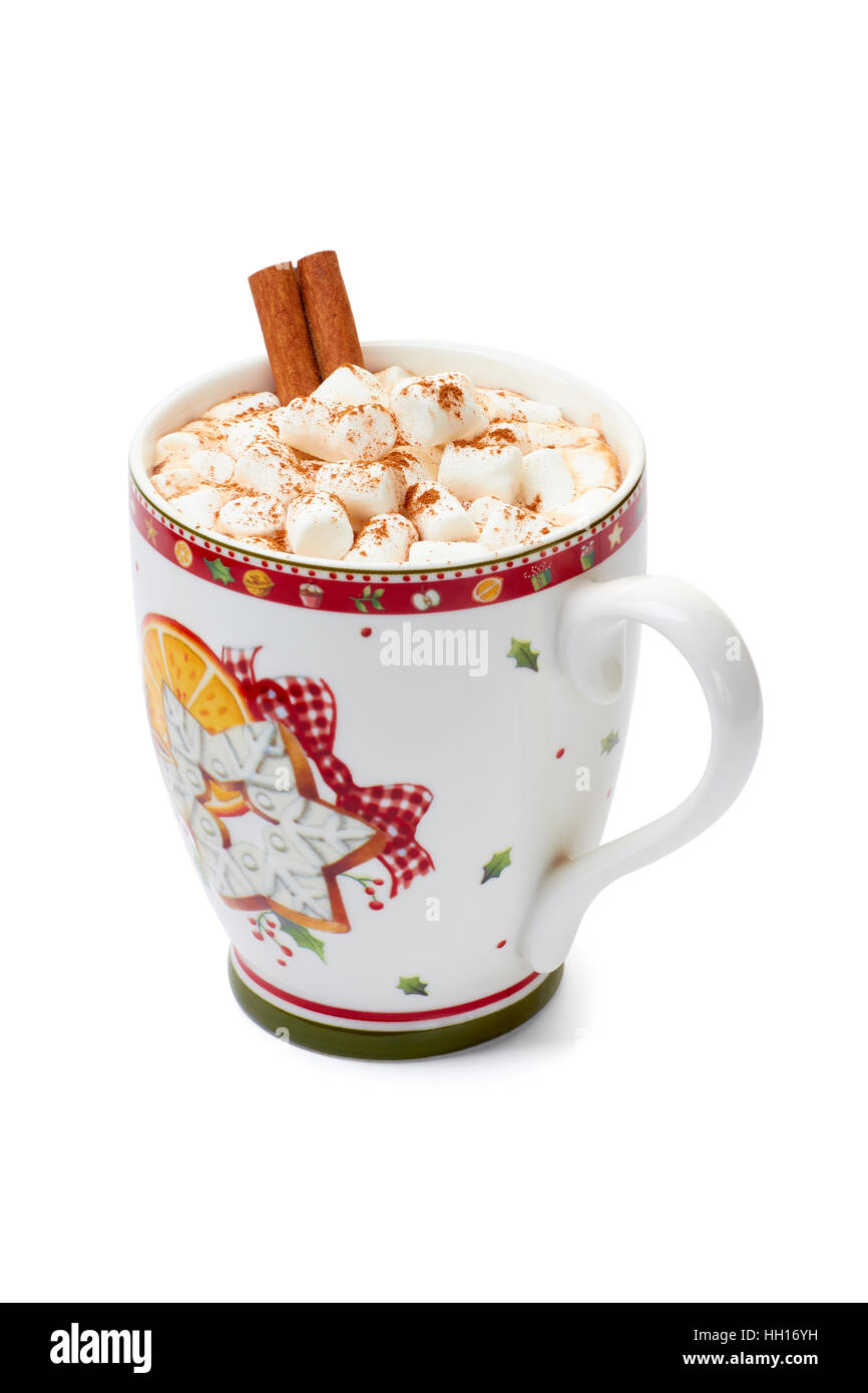 Tasse heiße Schokolade mit Marshmallows und Zimtstange auf weiß Stockfoto
