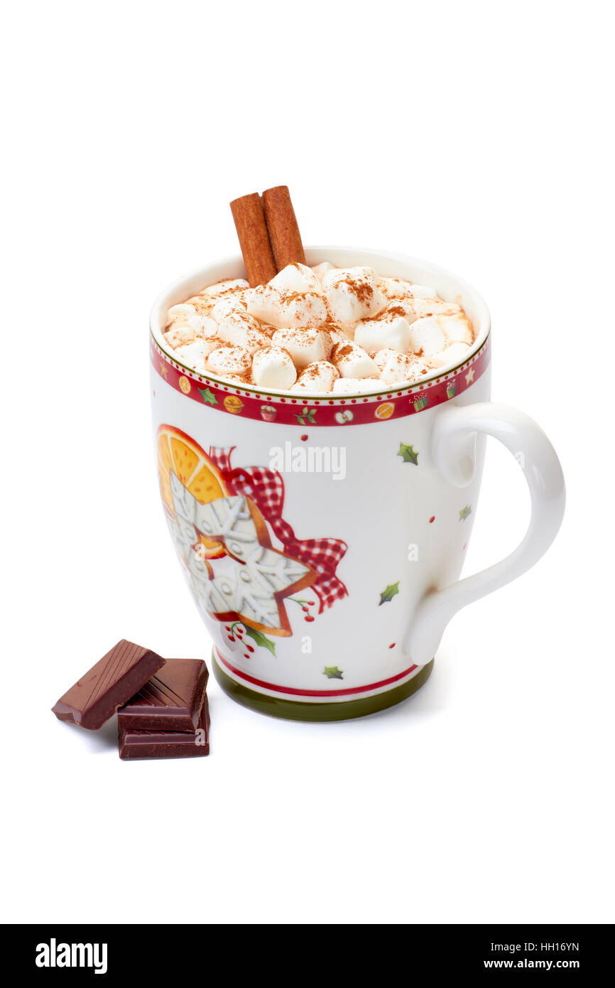 Tasse heiße Schokolade mit Marshmallows, Zimtstange und Stücke auf weiß Stockfoto