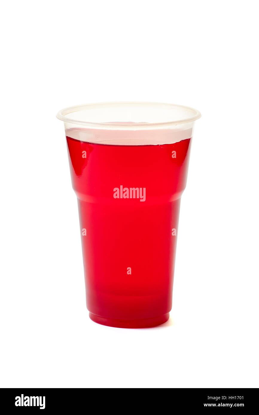 Rotes Getränk im Plastikbecher auf weiß Stockfoto