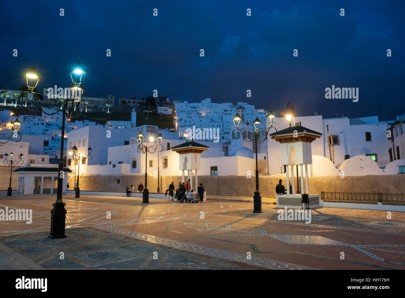 Platz der Medina in Tetouan bei Sonnenuntergang. Marokko Stockfoto