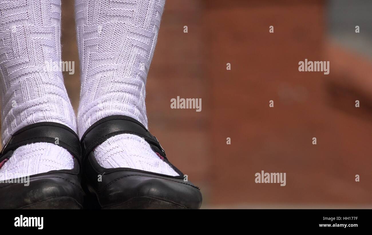 Frauen tragen schwarze Schuhe und weiße Socken Stockfoto