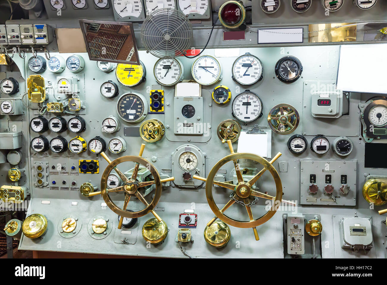 Militärschiff Control Panel mit Manometer. Stockfoto