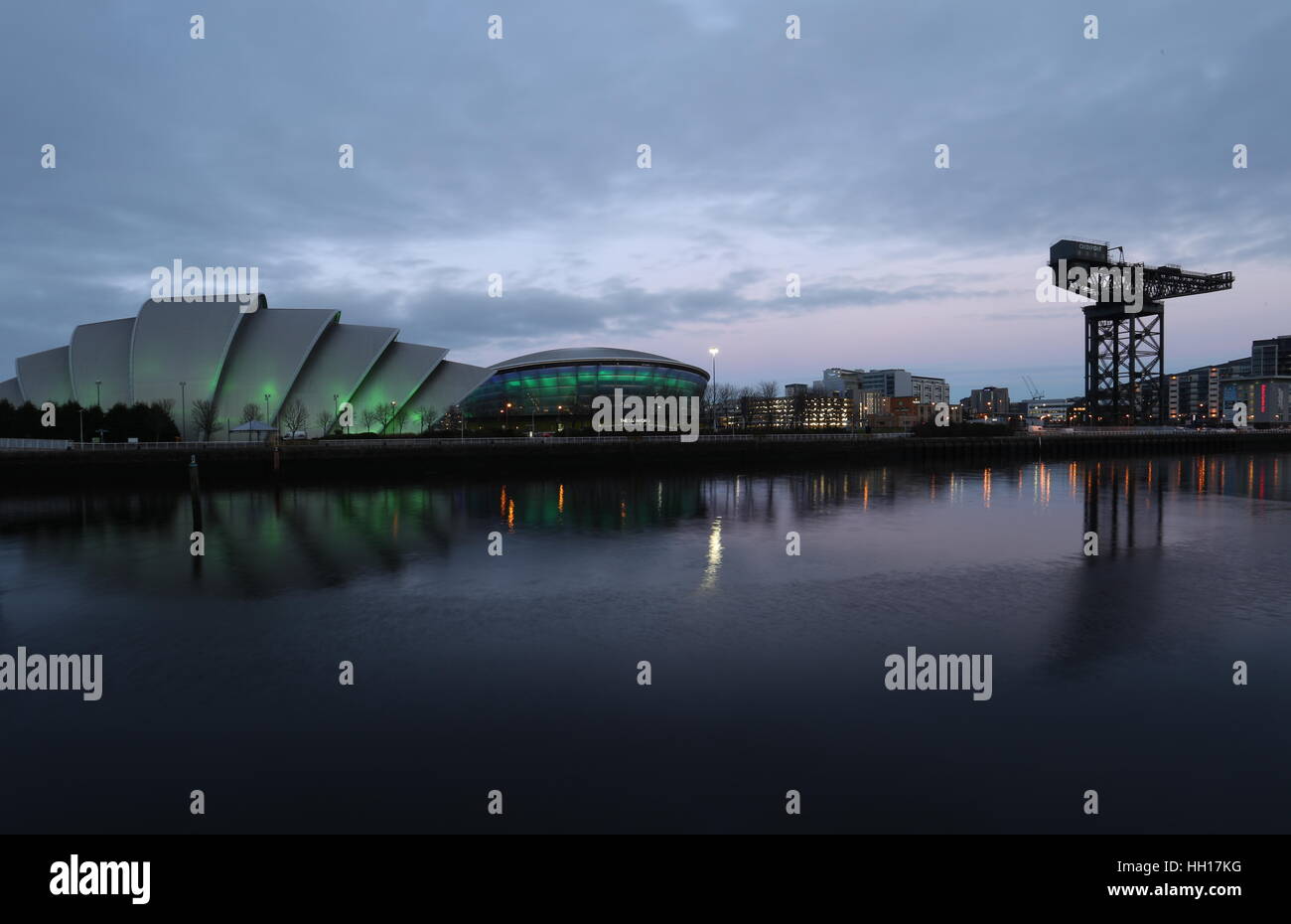 Clyde Auditorium und SSE Hydro und Finnieston Crane spiegelt sich in River Clyde in der Abenddämmerung Glasgow Schottland Januar 2017 Stockfoto
