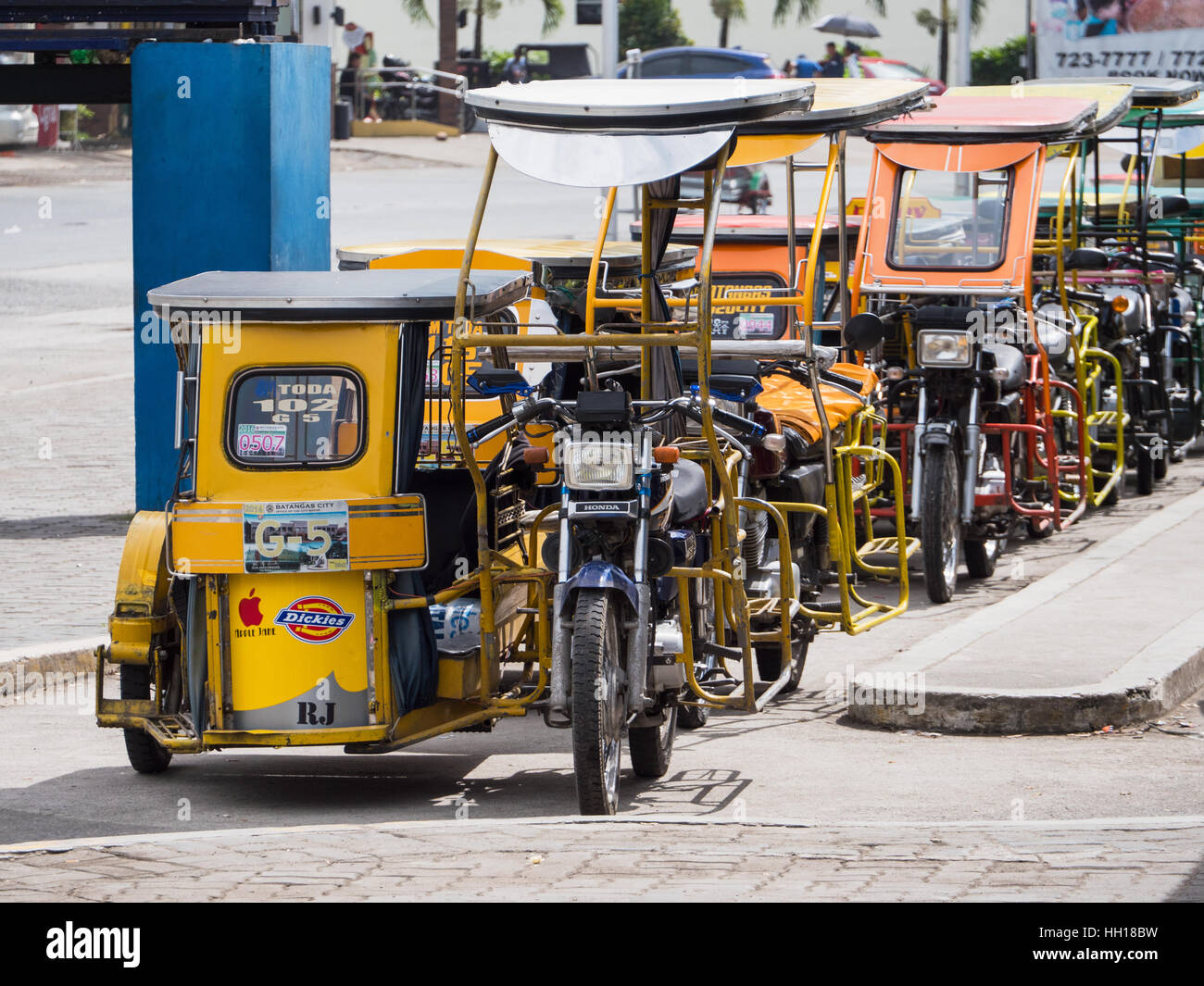 Drei Rad-Motorrad-Taxis warten auf Fahrgäste in Batangas City, die Hauptstadt der Provinz Batangas in den Philippinen. Stockfoto
